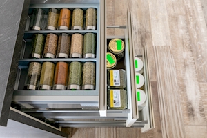Accesorizare sertare cu separator special pentru borcane condimente